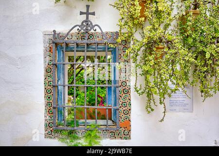 Fenster im Patio de los Jardineros, Palacio de Viana, einem Palast aus dem 14.. Jahrhundert. Cordoba, Andalusien, Spanien Stockfoto