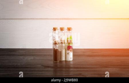 Natürliche Inhaltsstoffe für die Hautpflege auf Holzgrund. Sonneneinstrahlung Stockfoto