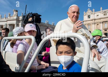 Vatikan, Vatikan. 25.. Mai 2022. Italien, Rom, Vatikan, 22/05/11 Papst Franziskus bei seiner wöchentlichen Generalaudienz auf dem Petersplatz, auf dem Foto des Vatikans von Vatican Media/Catholic Press Photo. BESCHRÄNKT AUF REDAKTIONELLE VERWENDUNG - KEIN MARKETING - KEINE WERBEKAMPAGNEN Kredit: Unabhängige Fotoagentur/Alamy Live News Stockfoto