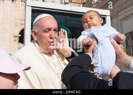 Vatikan, Vatikan. 25.. Mai 2022. Italien, Rom, Vatikan, 22/05/11 Papst Franziskus bei seiner wöchentlichen Generalaudienz auf dem Petersplatz, auf dem Foto des Vatikans von Vatican Media/Catholic Press Photo. BESCHRÄNKT AUF REDAKTIONELLE VERWENDUNG - KEIN MARKETING - KEINE WERBEKAMPAGNEN Kredit: Unabhängige Fotoagentur/Alamy Live News Stockfoto