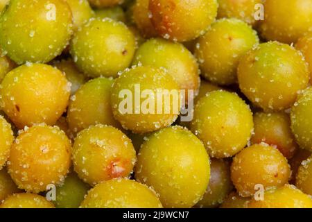 Konservierte Frucht getrocknete Pflaume salzig Süße, sonnengetrocknete und gesalzene Pflaumen für kandierte Früchte. Stockfoto