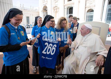 Vatikan, Vatikan. 25.. Mai 2022. Italien, Rom, Vatikan, 22/05/11 Papst Franziskus bei seiner wöchentlichen Generalaudienz auf dem Petersplatz, auf dem Foto des Vatikans von Vatican Media/Catholic Press Photo. BESCHRÄNKT AUF REDAKTIONELLE VERWENDUNG - KEIN MARKETING - KEINE WERBEKAMPAGNEN Kredit: Unabhängige Fotoagentur/Alamy Live News Stockfoto