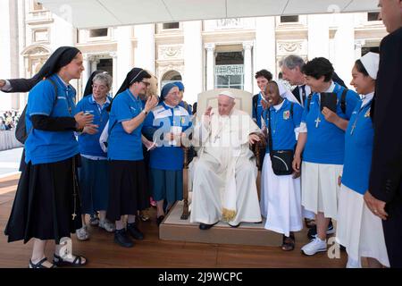 Vatikan, Vatikan. 25.. Mai 2022. Italien, Rom, Vatikan, 22/05/11 Papst Franziskus bei seiner wöchentlichen Generalaudienz auf dem Petersplatz, auf dem Foto des Vatikans von Vatican Media/Catholic Press Photo. BESCHRÄNKT AUF REDAKTIONELLE VERWENDUNG - KEIN MARKETING - KEINE WERBEKAMPAGNEN Kredit: Unabhängige Fotoagentur/Alamy Live News Stockfoto