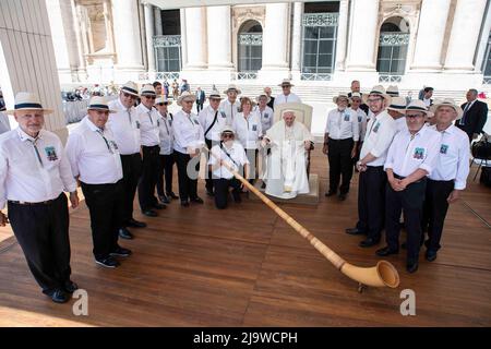 Vatikan, Vatikan. 25.. Mai 2022. Italien, Rom, Vatikan, 22/05/11 Papst Franziskus bei seiner wöchentlichen Generalaudienz auf dem Petersplatz, auf dem Foto des Vatikans von Vatican Media/Catholic Press Photo. BESCHRÄNKT AUF REDAKTIONELLE VERWENDUNG - KEIN MARKETING - KEINE WERBEKAMPAGNEN Kredit: Unabhängige Fotoagentur/Alamy Live News Stockfoto