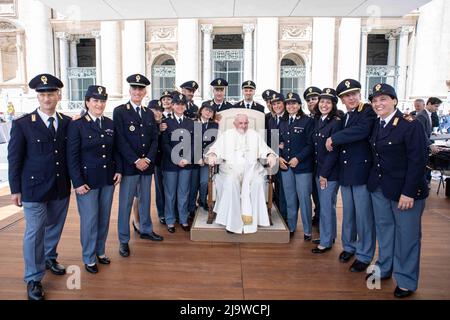 Vatikan, Vatikan. 25.. Mai 2022. Italien, Rom, Vatikan, 22/05/11 Papst Franziskus bei seiner wöchentlichen Generalaudienz auf dem Petersplatz, auf dem Foto des Vatikans von Vatican Media/Catholic Press Photo. BESCHRÄNKT AUF REDAKTIONELLE VERWENDUNG - KEIN MARKETING - KEINE WERBEKAMPAGNEN Kredit: Unabhängige Fotoagentur/Alamy Live News Stockfoto