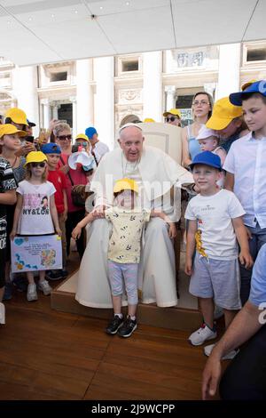 Vatikan, Vatikan. 25.. Mai 2022. Italien, Rom, Vatikan, 22/05/11 Papst Franziskus bei seiner wöchentlichen Generalaudienz auf dem Petersplatz, auf dem Foto des Vatikans von Vatican Media/Catholic Press Photo. BESCHRÄNKT AUF REDAKTIONELLE VERWENDUNG - KEIN MARKETING - KEINE WERBEKAMPAGNEN Kredit: Unabhängige Fotoagentur/Alamy Live News Stockfoto