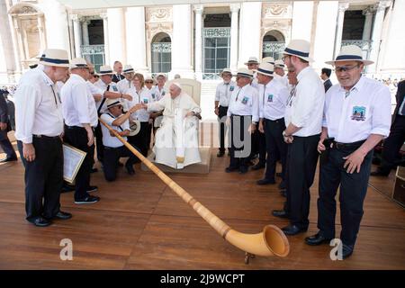 Vatikan, Vatikan. 25.. Mai 2022. Italien, Rom, Vatikan, 22/05/11 Papst Franziskus bei seiner wöchentlichen Generalaudienz auf dem Petersplatz, auf dem Foto des Vatikans von Vatican Media/Catholic Press Photo. BESCHRÄNKT AUF REDAKTIONELLE VERWENDUNG - KEIN MARKETING - KEINE WERBEKAMPAGNEN Kredit: Unabhängige Fotoagentur/Alamy Live News Stockfoto