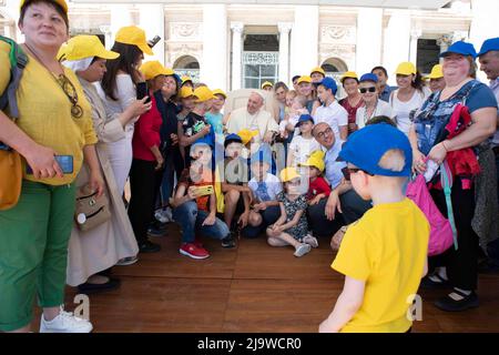 Vatikan, Vatikan. 25.. Mai 2022. Italien, Rom, Vatikan, 22/05/11 Papst Franziskus bei seiner wöchentlichen Generalaudienz auf dem Petersplatz, auf dem Foto des Vatikans von Vatican Media/Catholic Press Photo. BESCHRÄNKT AUF REDAKTIONELLE VERWENDUNG - KEIN MARKETING - KEINE WERBEKAMPAGNEN Kredit: Unabhängige Fotoagentur/Alamy Live News Stockfoto