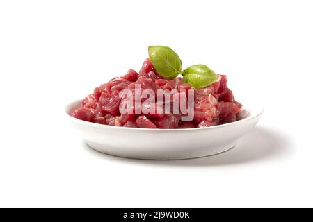 Gewürfeltes Schwein- oder Rinderfleisch. Tierfutter. Frisches Fleisch zum Kochen. Stockfoto