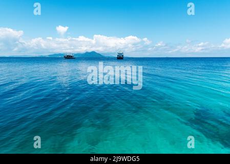 Blick auf azurfarbenes, sauberes und transparentes Wasser mit Welligkeit und Muster in Semporna, Sabah, Borneo Stockfoto