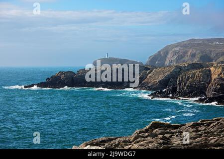 Penrhyn Mawr ist eine Landzunge an der Westküste von Holy Island, nordwestlich der Penrhos Bay. Hier zeigt South Stack Lighthouse im Hintergrund. Stockfoto