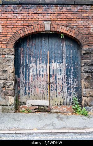 Eintritt in die alte Fabrik oder Werkstatt in Großbritannien Stockfoto