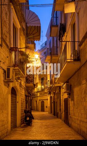 Bari - die Straße der Altstadt in der Abenddämmerung. Stockfoto