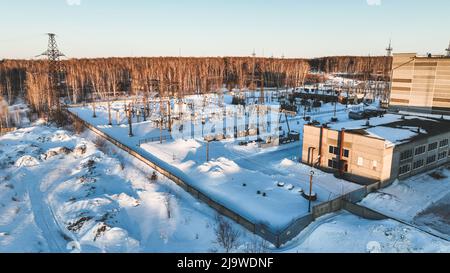 Elektrische Unterstation im Winter im Schnee. Luftaufnahme Stockfoto