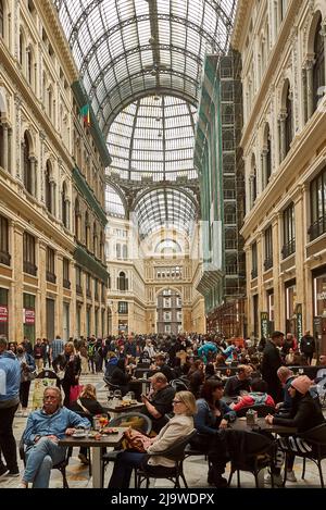 Menschenmenge in der glasüberdachten Arkade Galleria Umberto I, erbaut Ende des 19.. Jahrhunderts, an der Via Toledo in Neapel. Stockfoto