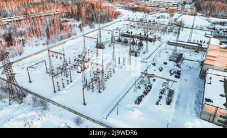 Elektrische Unterstation im Winter im Schnee. Luftaufnahme Stockfoto