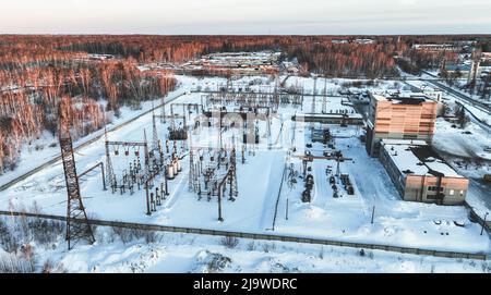 Elektrische Unterstation im Winter im Schnee. Luftaufnahme Stockfoto