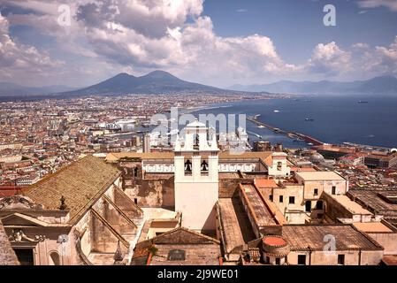 Blick von Castel Sant'Elmo über das ehemalige Kloster und das heutige Museo e Certosa di San Martino auf den Golf von Neapel, die Stadt mit ihren Hafenanlagen Stockfoto