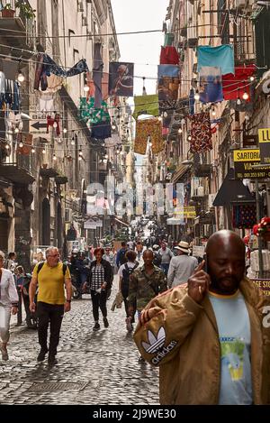 Buntes Bild in einer Gasse des Centro Antico, der Altstadt von Neapel. Stockfoto