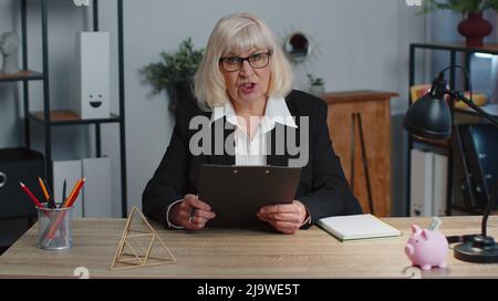 Leitende Geschäftsführerin mit Vorstellungsgespräch, Videokonferenz im Heimbüro Stockfoto