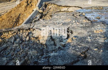 Asphaltschwellung aus der Nähe. Schlagloch und Grube auf der Straße Stockfoto