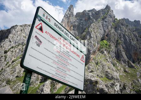 Ein Warnschild für Wanderer in der Cares-Schlucht (Rio Cares), einem großen spanischen Wanderziel für Besucher des Nationalparks Picos de Europa, am 15.. Mai 2022, in der Nähe von Poncebo, Picos-Bergen, Asturien, Spanien. Der als „Göttliche Schlucht“ bekannte Wanderweg 22km erstreckt sich zwischen Caín und Poncebos in Asturien zwischen über 2.000 Meter hohen Bergen entlang der imposanten Schlucht, die vom Fluss Cares geformt wurde. Stockfoto