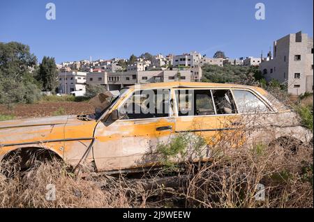 PALÄSTINA, Stadt Jenin, Straßenleben, verlassene Mercedes-Benz-Autos am Straßenrand / PALÄSTINA, Stadt Jenin, Straßenleben, alter Mercedes Benz am Straßenrand Stockfoto