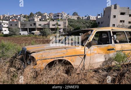 PALÄSTINA, Stadt Jenin, Straßenleben, verlassene Mercedes-Benz-Autos am Straßenrand / PALÄSTINA, Stadt Jenin, Straßenleben, alter Mercedes Benz am Straßenrand Stockfoto