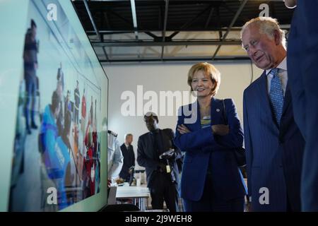 Der Prinz von Wales (rechts) mit ihrer Majestät Margareta, Kustodin der rumänischen Krone, während seines Besuchs im ukrainischen Flüchtlingszentrum in Bukarest, Rumänien. Bilddatum: Mittwoch, 25. Mai 2022. Stockfoto