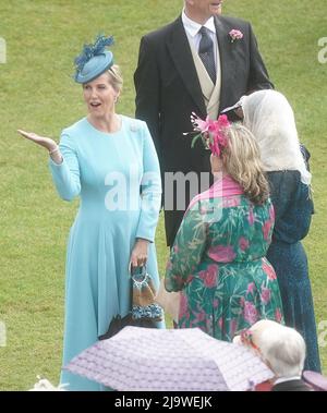 Die Gräfin (Mitte) von Wessex spricht mit Gästen während einer Royal Garden Party im Buckingham Palace in London. Bilddatum: Mittwoch, 25. Mai 2022. Stockfoto