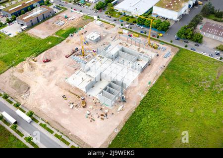 Große Baustelle, Krane und Ausrüstung - Luftaufnahme Stockfoto