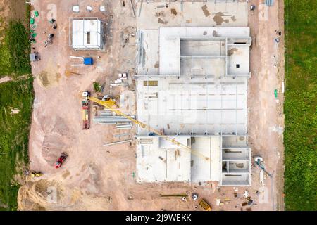 Große Baustelle, Krane und Ausrüstung - Luftaufnahme Stockfoto
