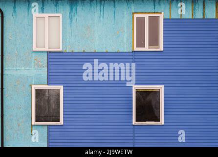 Wandverkleidung des alten Hauses mit Platten aus Vinyl-Abstellgleis. Bau und Fassadensanierung. Reparatur des Hauses Stockfoto