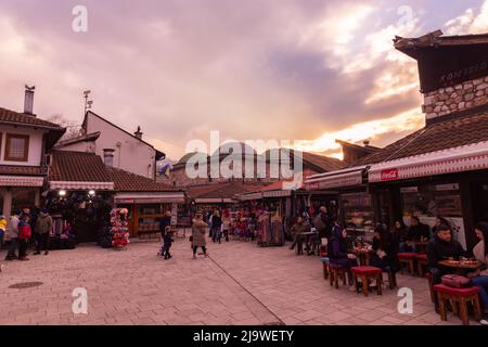 Sarajevo, Bosnien und Herzegowina - 13. FEB 2022: Ein Nachmittag im Zentrum von Sarajevo Stockfoto