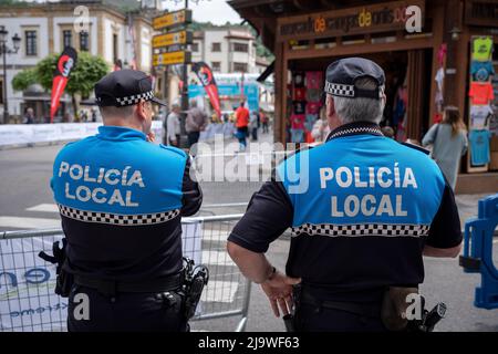 Zwei lokale Polizeibeamte (Policia) sorgen für Sicherheit während eines spanischen Trail Running-Events am 14.. Mai 2022 in Congas de Onis, Picos Mountains, Asturien, Spanien. Stockfoto