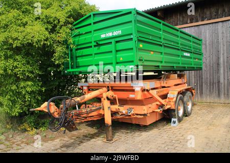 Die Struktur für einen Anhänger wurde auf einen Containeranhänger für den Transport gelegt Stockfoto