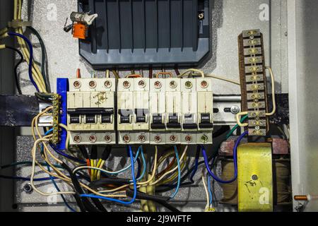 Kabelchaos in der Nahaufnahme der elektrischen Zentrale. Kabelgewirr. Leistungsschalter Stockfoto