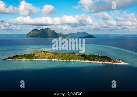 Drone-Ansicht der tropischen Insel Maiga in der Nähe des tun Sakaran Marine Park Stockfoto