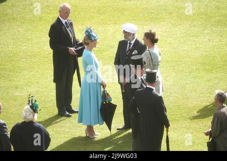 Die Gräfin von Wessex spricht mit Gästen während einer Royal Garden Party im Buckingham Palace in London. Bilddatum: Mittwoch, 25. Mai 2022. Stockfoto