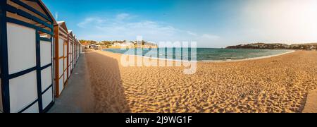 Berühmte Strandhütten in Sagaro mit Playa de Sant Pol, Costa Brava. Spanien. Mittelmeer Stockfoto