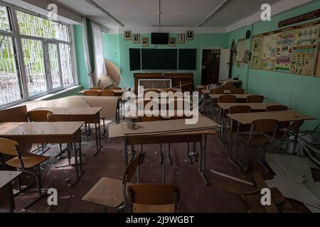 Eine Innenansicht eines Klassenzimmers, der durch Beschuss beschädigt wurde, kann in einer Schule in Charkiw gesehen werden. Eine ehemalige Schule wurde jetzt zu einem Bunker, da sie mehr als 100 Bürger beherbergt, die im Bezirk Saltivka in Charkiw leben und gezwungen wurden, unter ständiger schwerer Beschuss russischer Bombardierungen und Luftangriffe ein neues Leben im Untergrund in Bunkern ohne Strom und Wasser zu übernehmen. Stockfoto