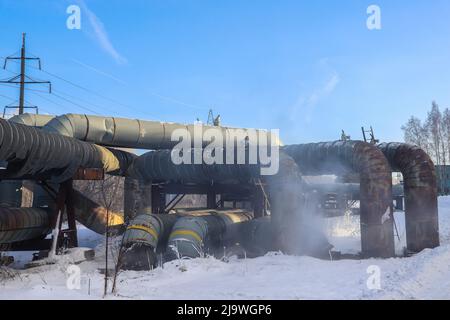 Alte Heizungsrohre in kalter Winter-Nahaufnahme Stockfoto