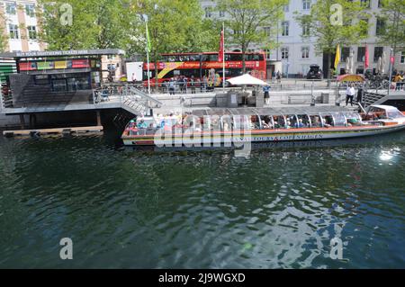 Kopenhagen/Dänemark/23 Mai 2022/Reisender 3enjoy Bootsfahrt eine Seufzer sehende Bustour in der dänischen Hauptstadt Kopenhagen Dänemark. (Foto..Francis Dean/Deanpices. Stockfoto