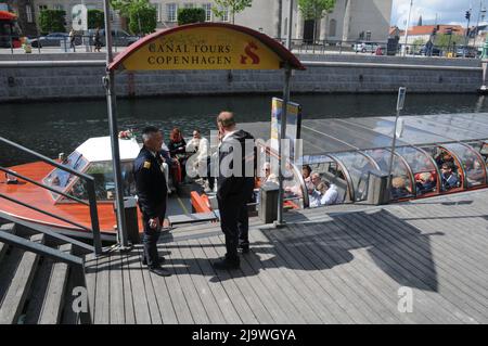 Kopenhagen/Dänemark/23 Mai 2022/Reisender 3enjoy Bootsfahrt eine Seufzer sehende Bustour in der dänischen Hauptstadt Kopenhagen Dänemark. (Foto..Francis Dean/Deanpices. Stockfoto