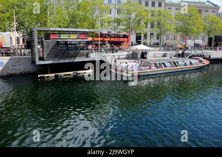 Kopenhagen/Dänemark/23 Mai 2022/Reisender 3enjoy Bootsfahrt eine Seufzer sehende Bustour in der dänischen Hauptstadt Kopenhagen Dänemark. (Foto..Francis Dean/Deanpices. Stockfoto