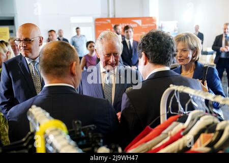 Der Prinz von Wales (Mitte) mit ihrer Majestät Margareta, Kustodin der rumänischen Krone (ganz rechts), während seines Besuchs im ukrainischen Flüchtlingszentrum in Bukarest, Rumänien. Bilddatum: Mittwoch, 25. Mai 2022. Stockfoto