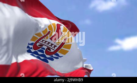 Die Flagge von Französisch-Polynesien winkt an einem klaren Tag im Wind. Französisch-Polynesien ist eine Überseekollektivität Frankreichs und seines einzigen Überseestandes Stockfoto