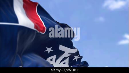 Die Flagge der französischen Süd- und Antarktisgebiete winkt an einem klaren Tag im Wind. Französisch Süd-und Antarktisgebiete s ein Überseegebiet von Stockfoto