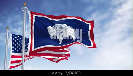 Die Staatsflagge von Wyoming winkt zusammen mit der Nationalflagge der Vereinigten Staaten von Amerika. Wyoming ist ein Staat in der Unterregion Mountain West des W Stockfoto