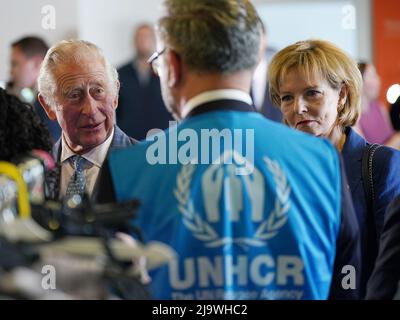 Der Prinz von Wales (links) mit ihrer Majestät Margareta, Kustodin der rumänischen Krone (rechts), während seines Besuchs im ukrainischen Flüchtlingszentrum in Bukarest, Rumänien. Bilddatum: Mittwoch, 25. Mai 2022. Stockfoto